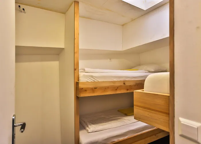 Hotelschip City, In De Zomer En De Winter! 船屋 *